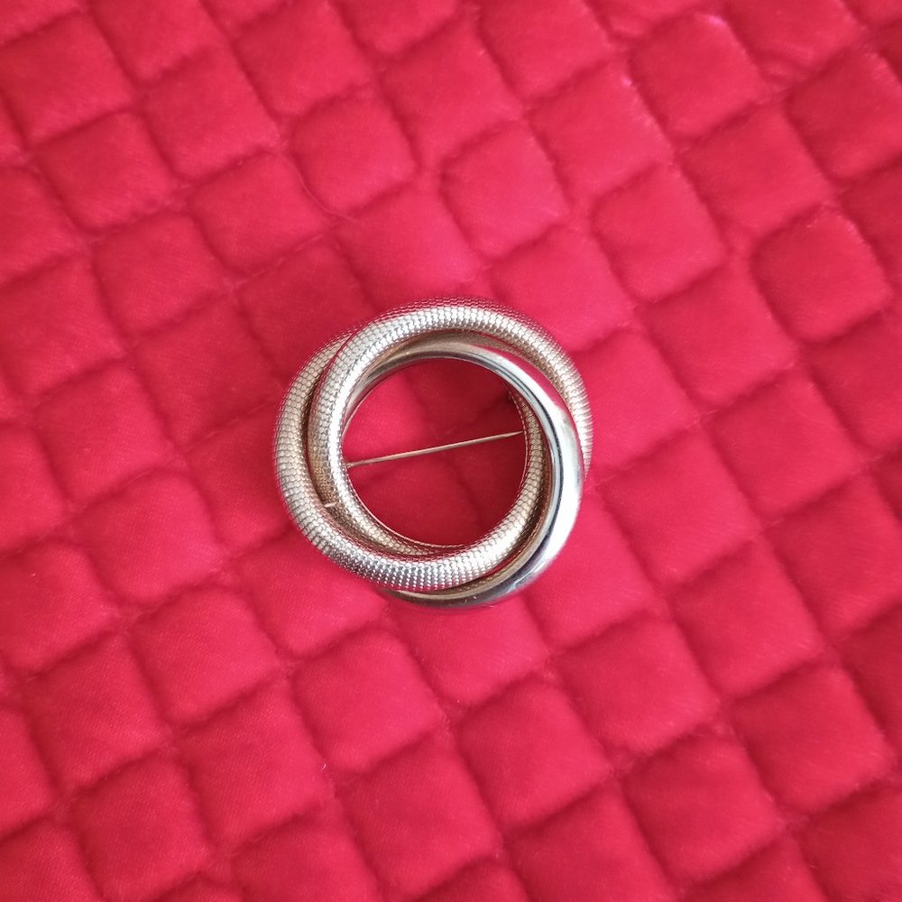 Circle pin brooch unsigned gold tone excellent condition